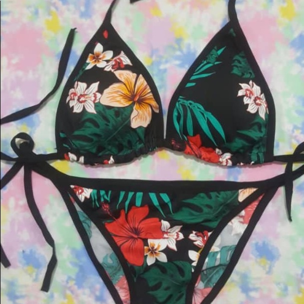 Bikini - Picture 3 of 8